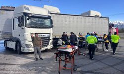 Erzincan-Sivas kara yolunda tır ile otomobil çarpıştı: 2 yaralı