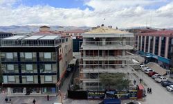 Erzincan'da çatıda tehlikeli çalışma yürekleri ağza getirdi