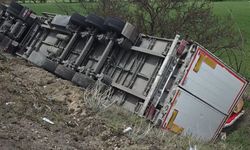 Erzincan'da soda yüklü tır yan yattı