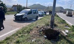 Gevaş’ta kamyonet direğe çarptı: 5 yaralı