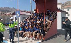 Hakkari polisinden çocuklara trafik eğitimi verildi