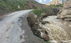 Hakkari'de mahalleler arasındaki yol çöktü