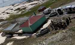 Hakkari'de şarampole yuvarlanan araçta 4 yaralı