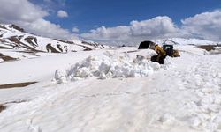 İran sınırında 3 metreyi aşan karda yol açma mesaisi