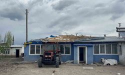 Kars’ta fırtına hayatı felç etti
