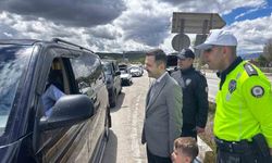 Kaymakam Emre Oğuztürk trafik denetiminde ekiplerle sahaya indi