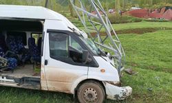 Kontrolden çıkan yolcu minibüsü direğe saplandı: 11 yaralı