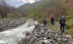 Köprüden düşen kadın akıntıya kapılarak gözden kayboldu
