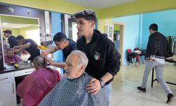 Öğrencilerden yaşlılara bayram tıraşı hizmeti