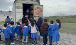 Oyuncak karavanı Kars'ta çocukların yüzünü güldürdü