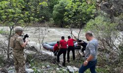 Pülümür Çayı'nda mahsur kalan şahsın imdadına jandarma yetişti