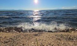 Şiddetli rüzgar Van Gölü’nü coşturdu