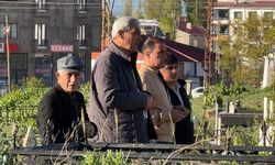 Yüksekova'da vatandaşlar bayram namazı sonrası mezarlık ziyaretlerinde bulundu