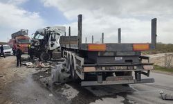 Ahlat’ta iki tır çarpıştı: 1 yaralı