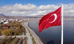 Tatvan sahilinde dev Türk bayrağı göndere çekildi