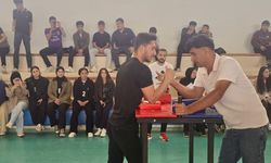 Hizan’da bilek güreşi turnuvası nefes kesti