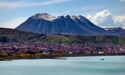 Van Gölü’nün maviliği ile Kirkor Dağı’nın heybeti aynı karede