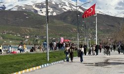 Tatvan sahili güzel havayla birlikte vatandaşlarla doldu