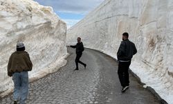 Nemrut Dağı’ndaki 6 metrelik kar tünelleri ziyaretçilerin ilgi odağı oldu