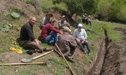 Uludere köylülerinden imece usulü su kanalı temizliği