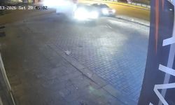 Araç iş yerine girmekten son anda kurtuldu, o anlar kamerada