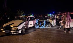 Araçta sıkışan yaralıya itfaiye ekipleri yetişti