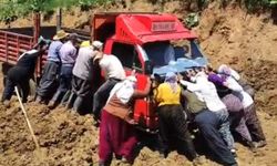 Çamura saplanan kamyonetin imdadına berivanlar yetişti