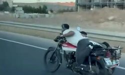 Canını hiçe saydı, motosikletin üzerine uzandı