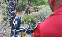 Dere kenarında mahsur kalan kardeşlerin imdadına jandarma koştu