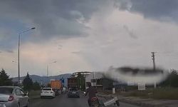 Elazığ'da motosiklet sürücüsünün tehlikeli yolculuğu kameralara yansıdı