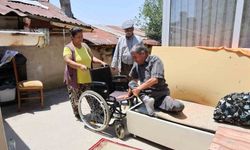 Engelli kayınbiraderine yıllardır şefkat eli uzatıyor