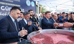 Erzincan'da vatandaşlara aşure dağıtıldı