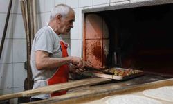 Fırıncılar kavurucu sıcakta ekmek mesaisinde