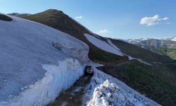 Hakkari'de 5 metreyi bulan kar duvarları arasında yol mesaisi