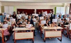 Hakkari'de ders zili sustu, karne sevinci başladı