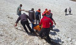 Helil Vadisi’nde ayağı kırılan kişiye havadan kurtarma operasyonu