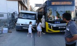 Kaldırıma park edilen kamyonet trafiği felç etti