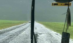 Kars’ta dolu yağışı araçlara ve tarım arazilerine zarar verdi