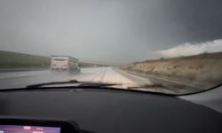 Kars'ta dolu yağışı yolları beyaza bürüdü