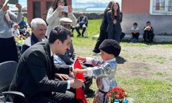 Kars'ta köy ilkokulunda yıl sonu coşkusu yaşandı