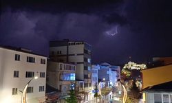 Kars’ta şimşekler geceyi gündüze çevirdi