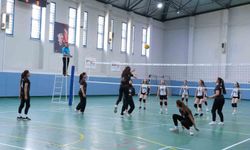 Okul Sporlarında voleybol heyecanı sürüyor