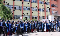 Oltu'da üniversiteliler mezuniyet coşkusu yaşadı
