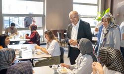 Şehir Kütüphanesi'nde öğrencilere yemek ikramı yapıldı