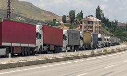 Türkiye-İran sınırında tırlar kilometrelerce kuyruk oluşturdu