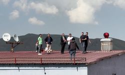 Yüksekova’da çatıya çıkan genç, uzun süren çabalar sonucu indirildi