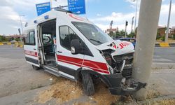 Ahlat’ta ambulans ile otomobil çarpıştı: 10 yaralı
