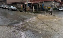 Tatvan'da sağanak cadde ve sokakları adeta göle çevirdi