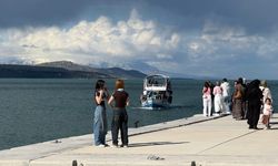 Tatvan sahilinde kartpostallık manzara