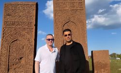 Ünlü oyuncu Şafak Sezer, Ahlat Selçuklu Mezarlığı'nı ziyaret etti